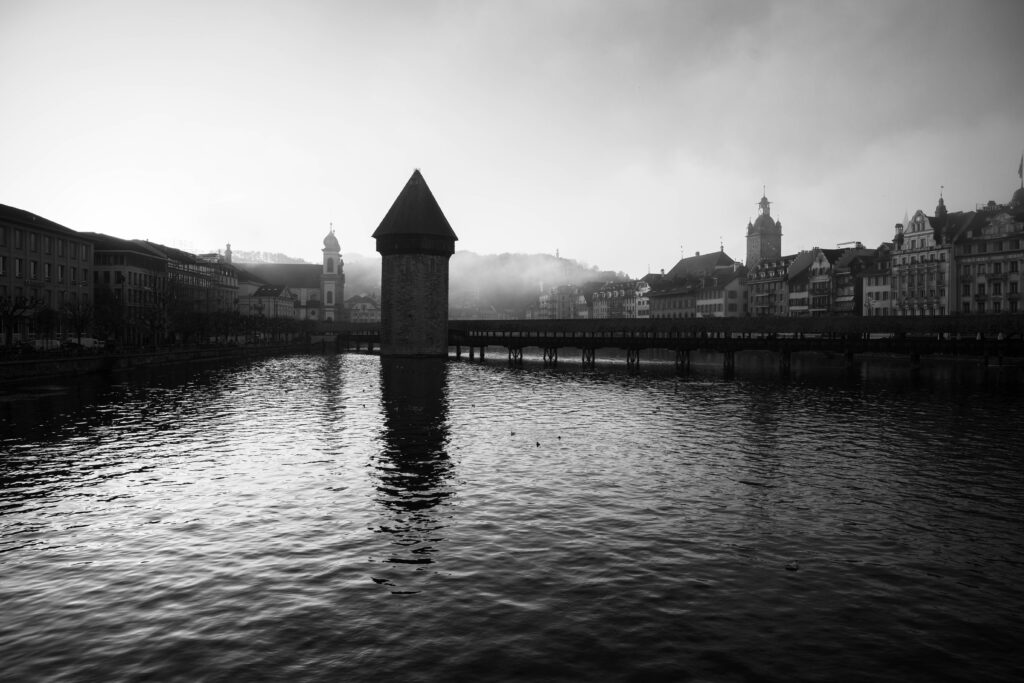 wasserturm von seebrücke aus s/w schöne Fotos Luzern